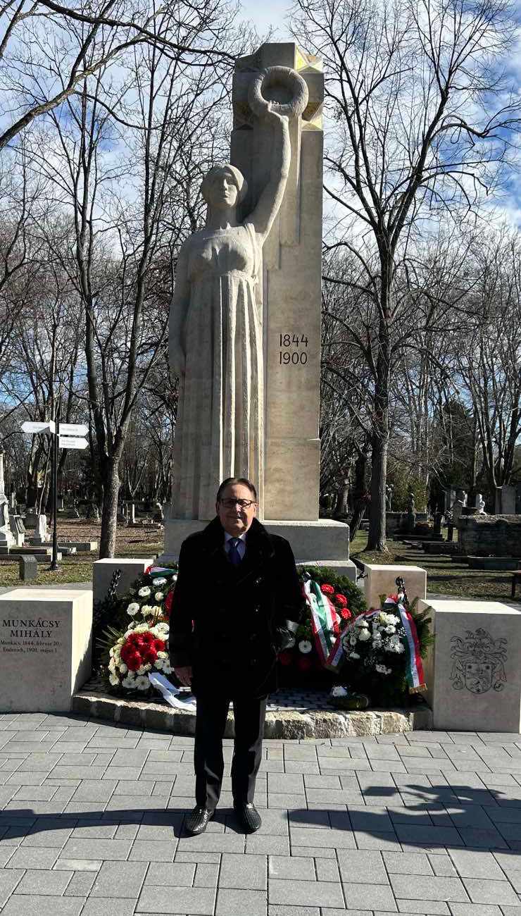Fásy Ádám Munkácsy síremlékénél Forrás: Munkácsy Alapítvány