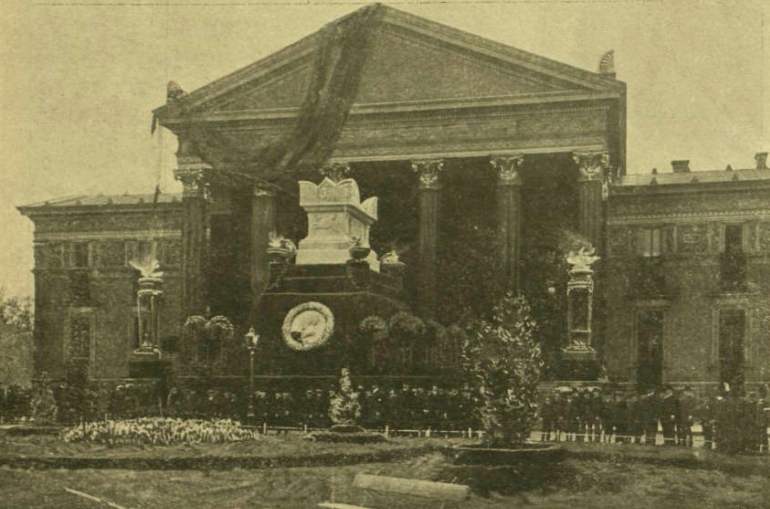 A katafalk a Műcsarnok előtt